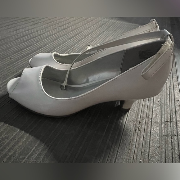 Worn Only Once! American Eagle Outfitters Girl's White Peep Toe Heels - Picture 2 of 4